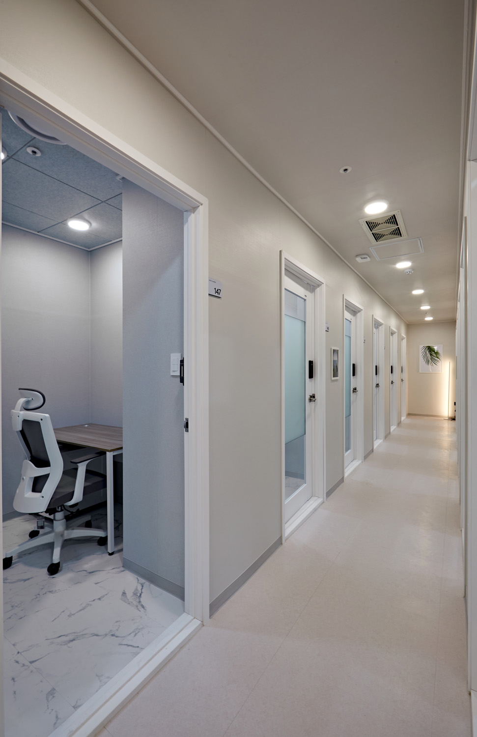 白色与木色，打造 120 平米共享办公室的极简魅力-17