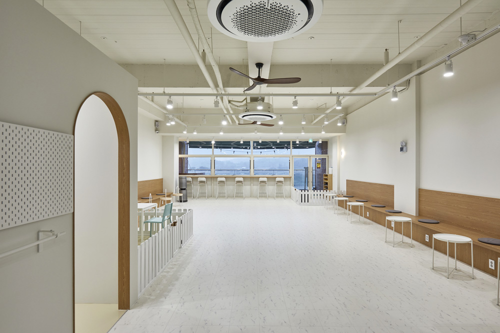 白色木纹打造 37 平米简约咖啡厅-3