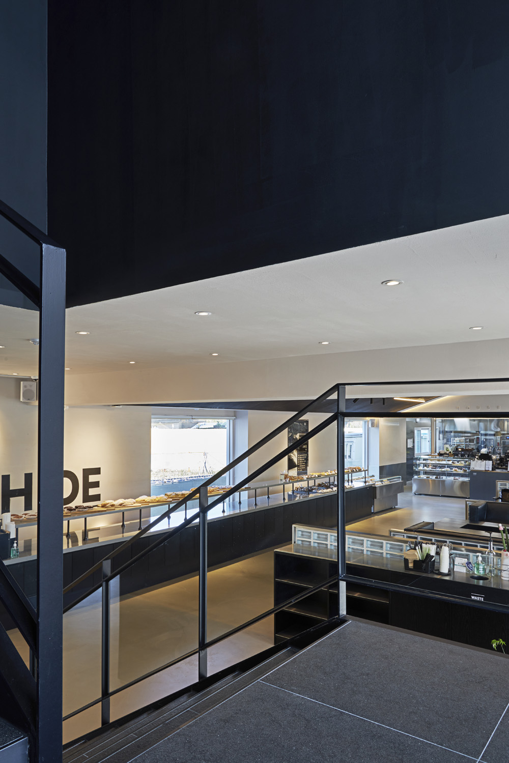 具有现代氛围的两层大型烘焙咖啡馆室内设计专业公司-17