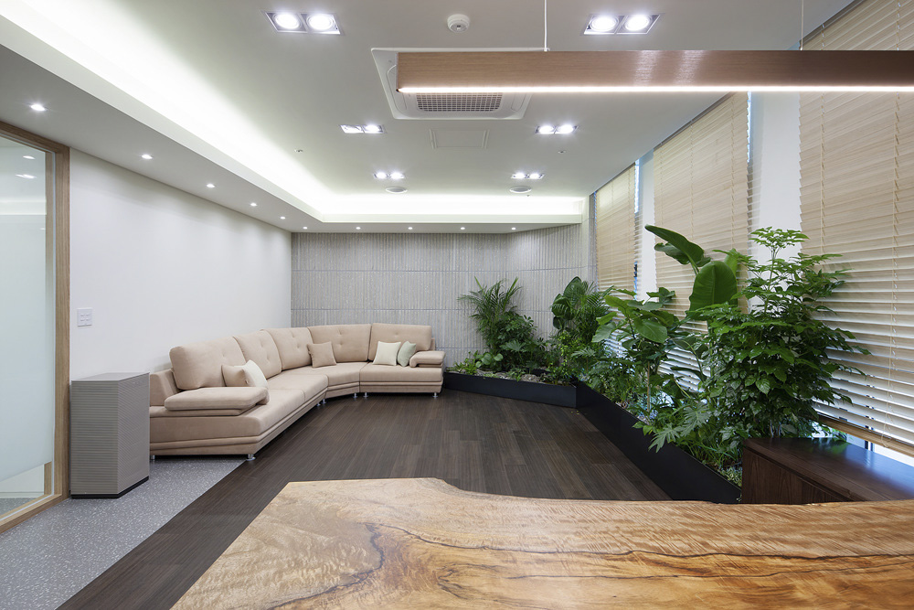 白色调打造 75 平米时尚办公空间-27