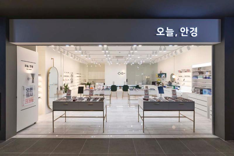 简约现代的 22 平米眼镜店设计-2