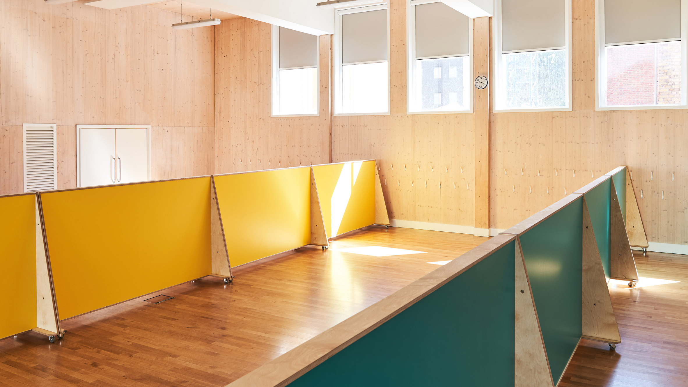 伦敦小学打造社交距离家具，彩色移动屏幕助力防疫-0