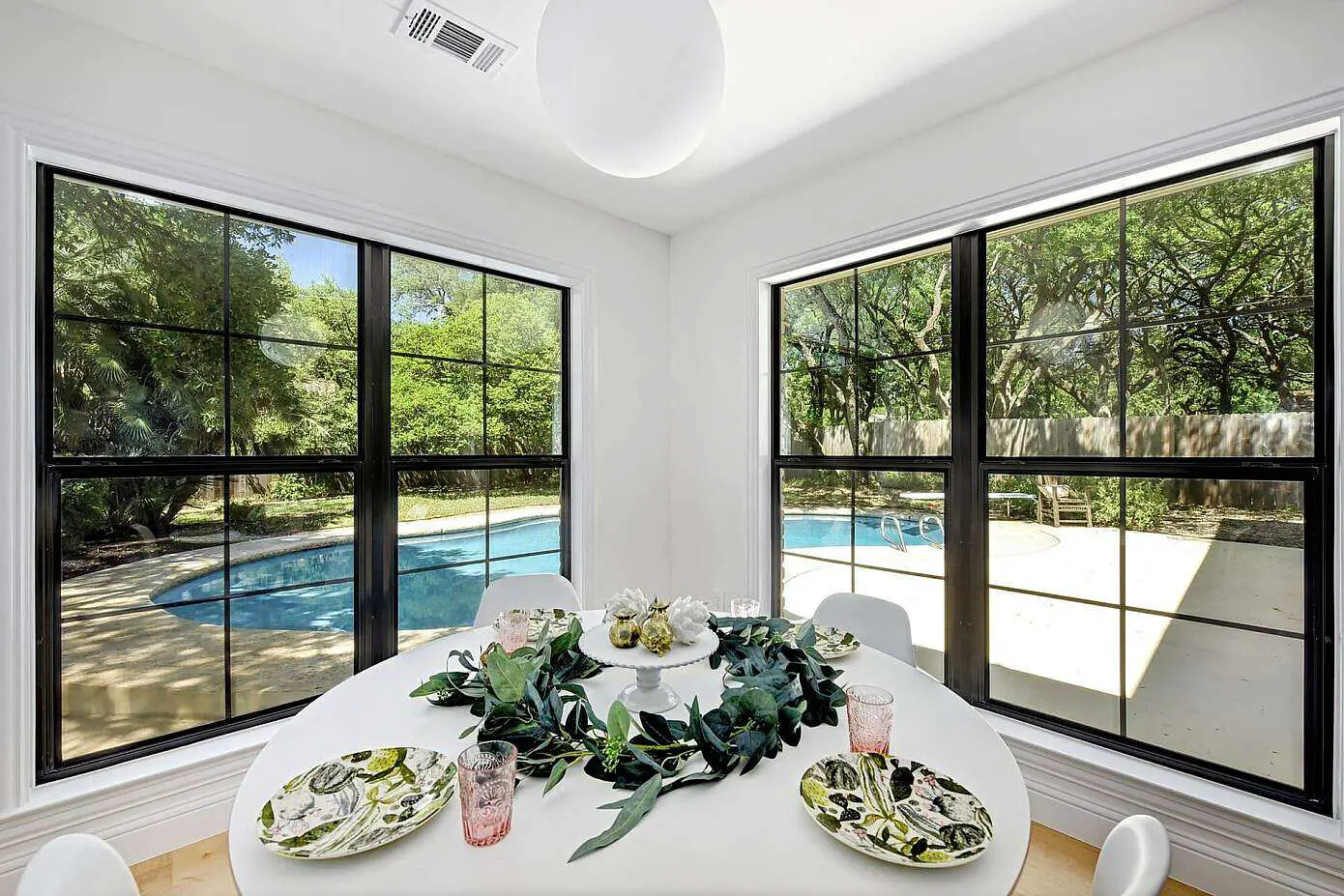 个性墙纸打造独特餐厅，翻转德州住宅视觉体验-11