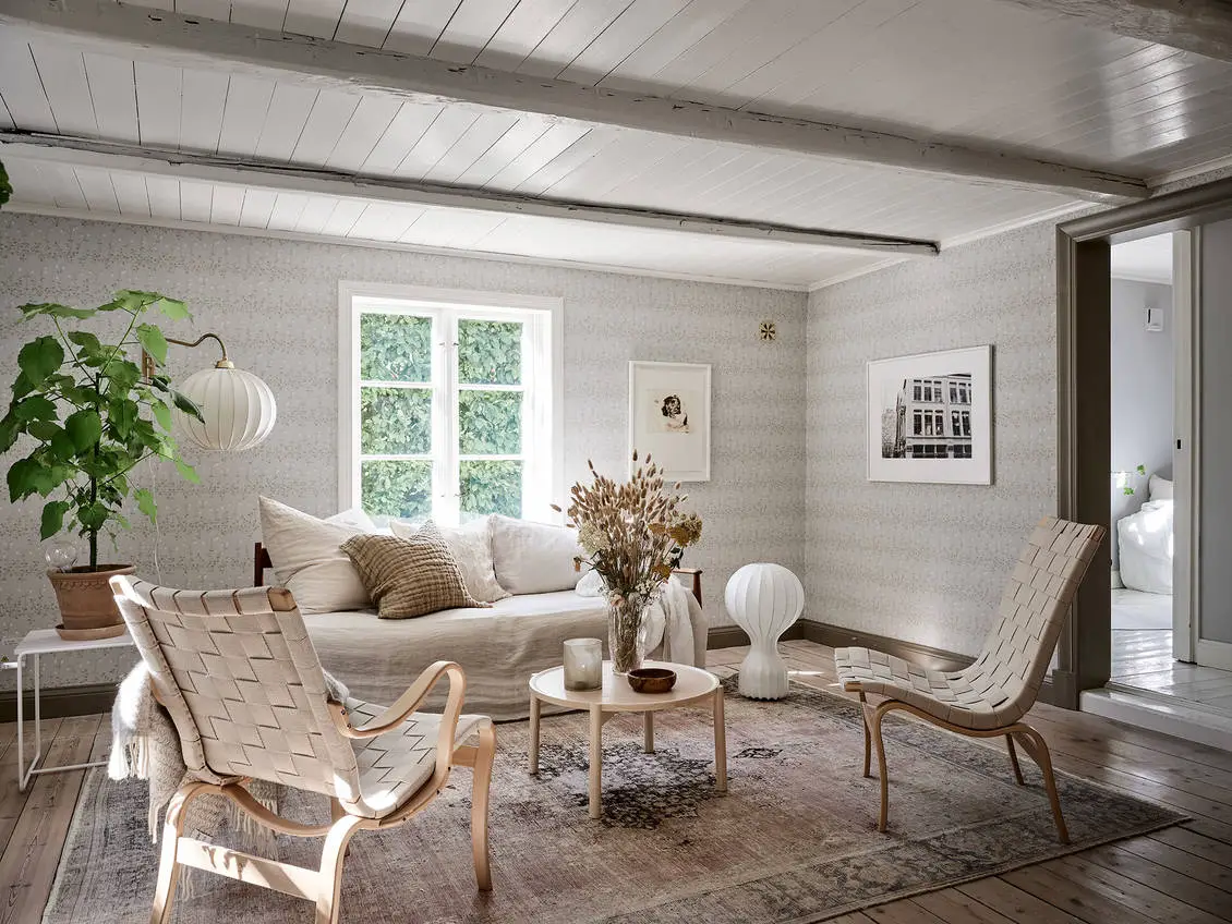 瑞典 19 世纪乡村风情木屋，白色内饰与田园风光完美融合-11