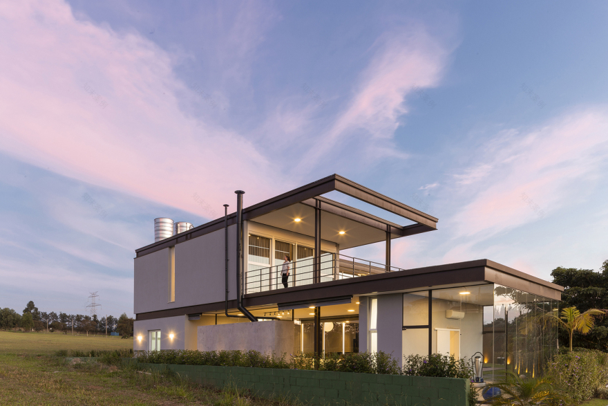 巴西 BT House | 钢构智能玻璃打造室内外一体空间-9