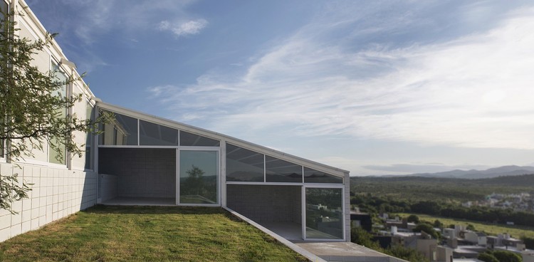 阿根廷郊区简约住宅-10