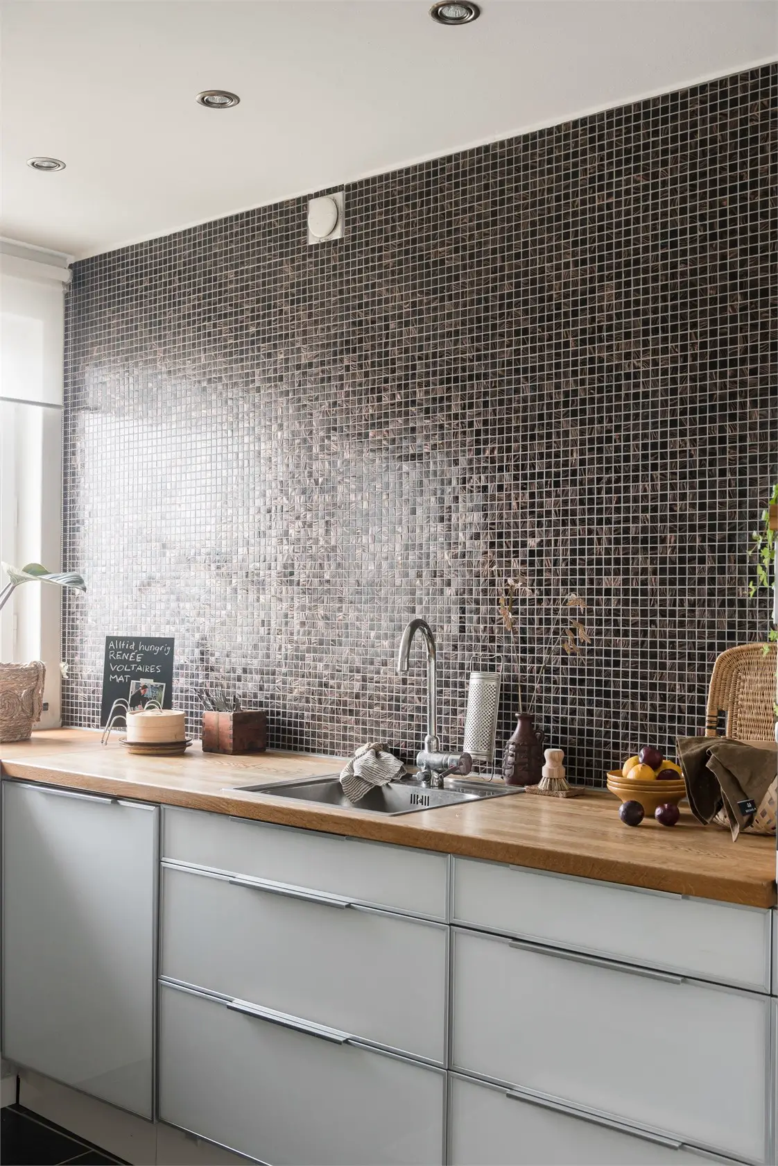 瑞典湖景公寓 | 灰色优雅与自然和谐共生-7