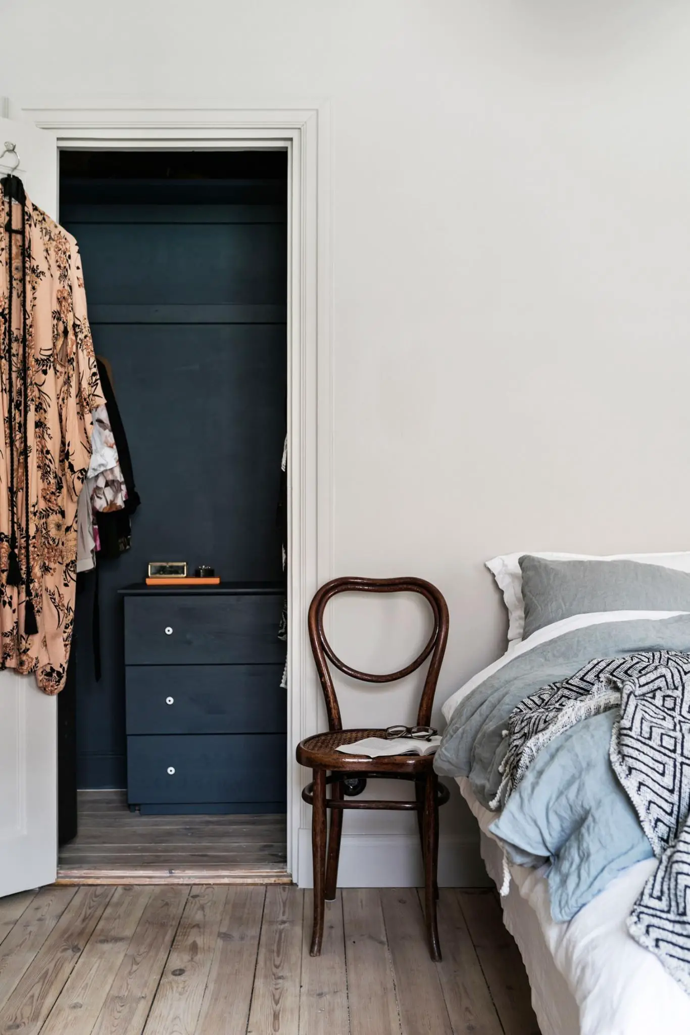 时尚家居新宠 | 深度迷人的蓝色天鹅绒沙发-10