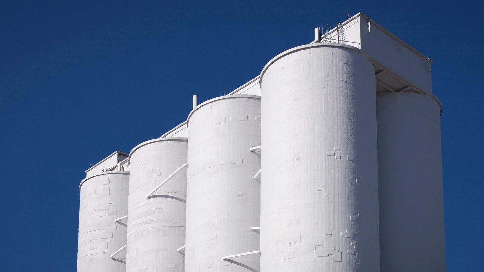 葡萄牙 Travessa 装置 | 铁钉固定的历史与艺术平衡-15