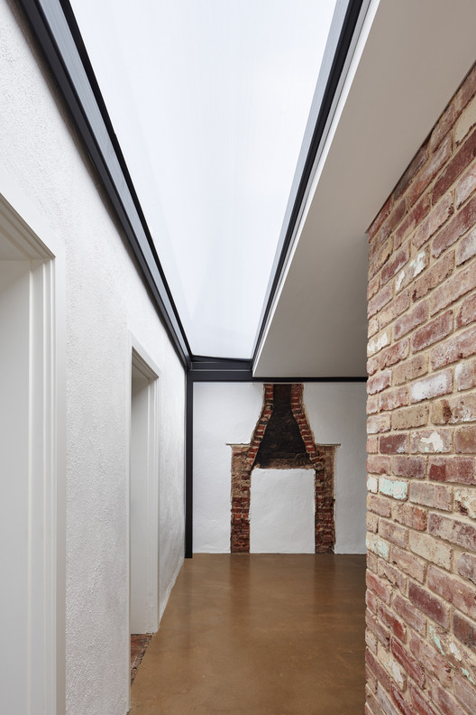 郊区古宅现代延伸,光与空间的和谐交融-8