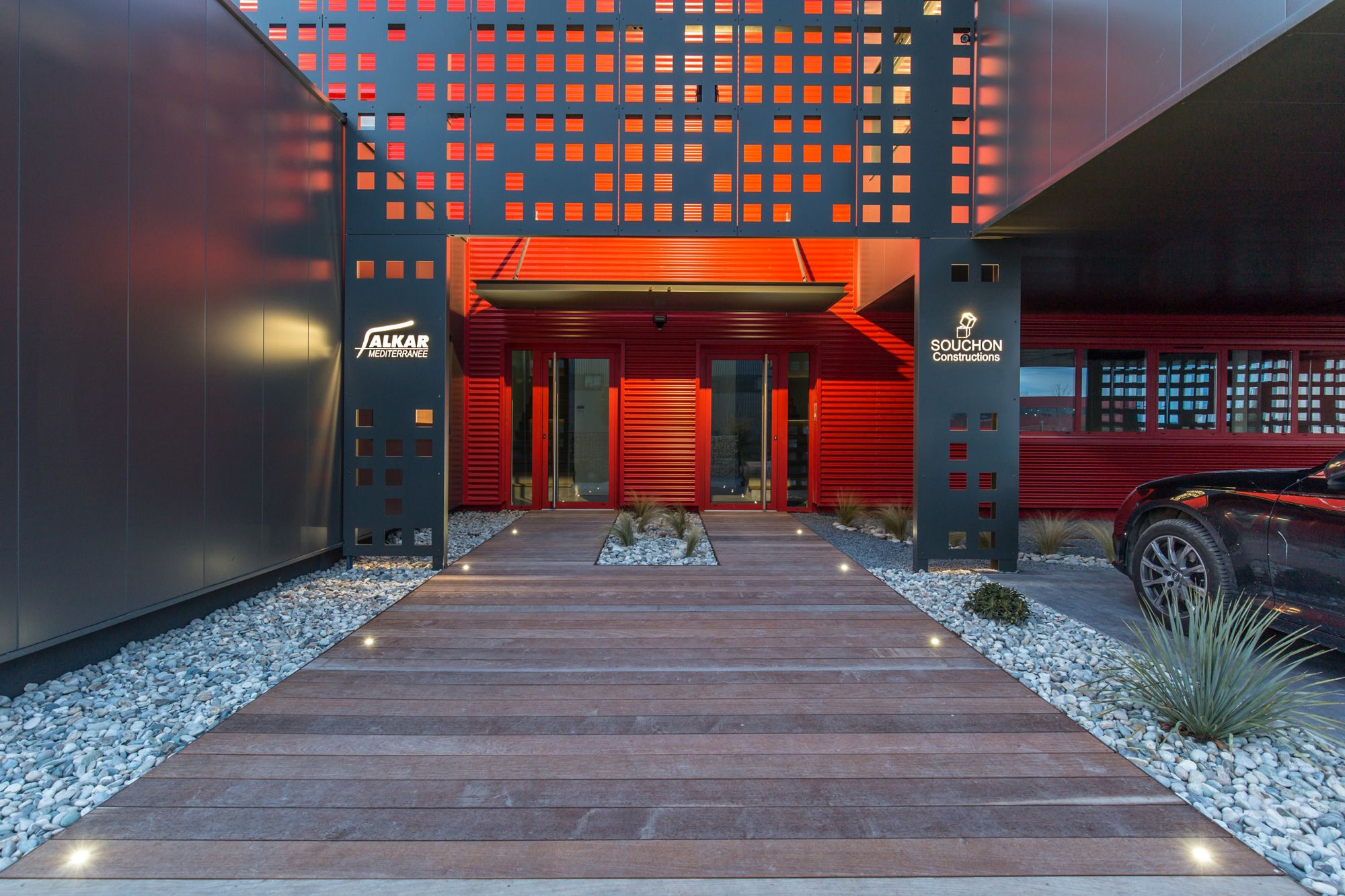 打破对称的金属网格办公楼-8