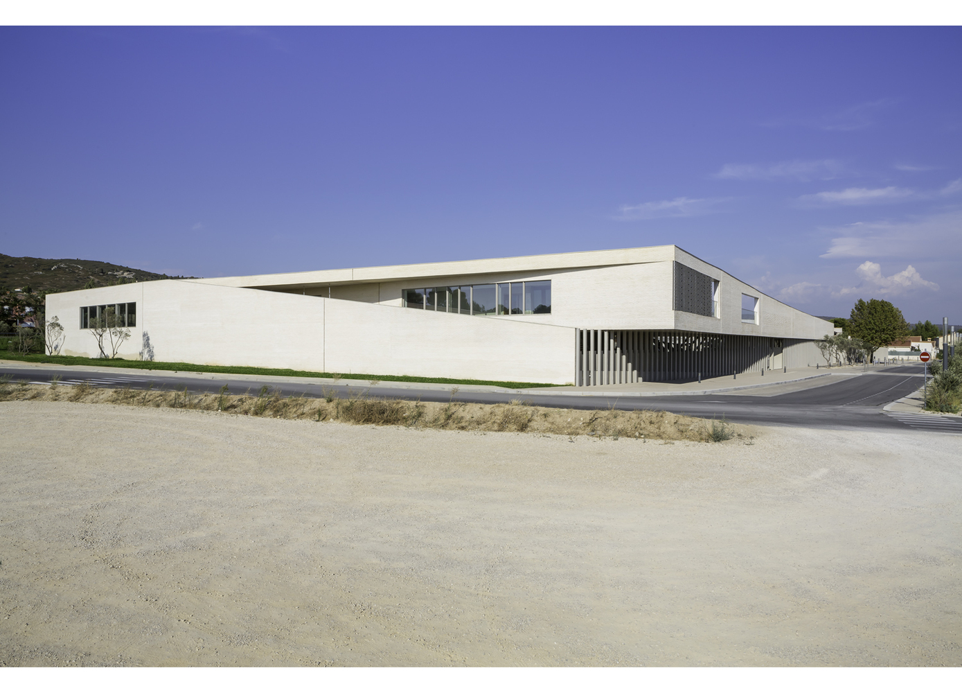 法国 Pomme de Pin 学校建筑群 | 室内景观丰富，融入自然-28