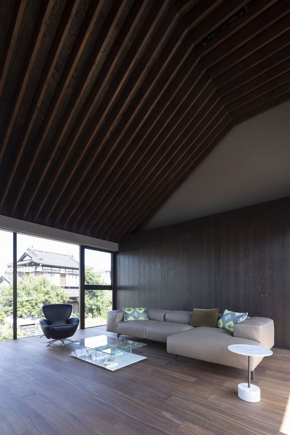 东京郊区别墅 | 金属灰色立面下的私密空间-17