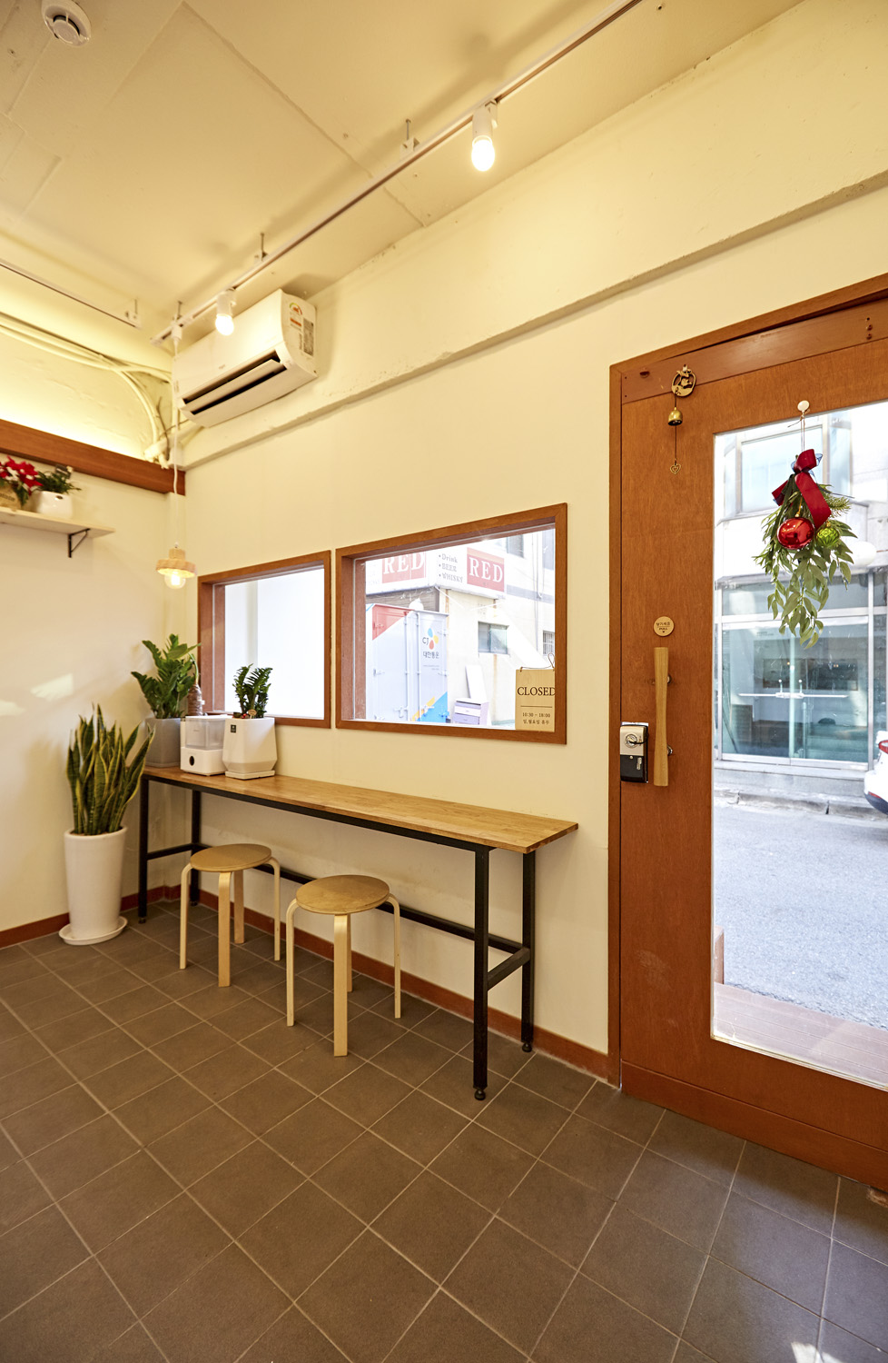 白色极简主义 | 韩国网红面包店的设计亮点-11