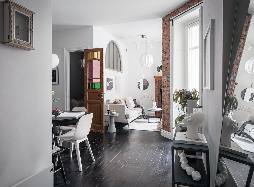 瑞典 42 平米奇趣公寓 | 彩绘玻璃门与黑色木地板的创意设计-15