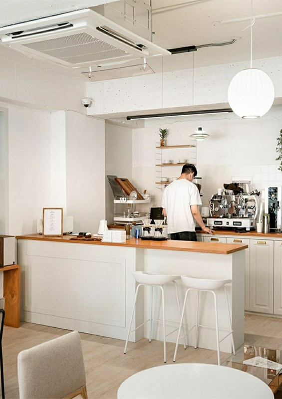 13 平咖啡屋，白色与木纹的极简设计-3