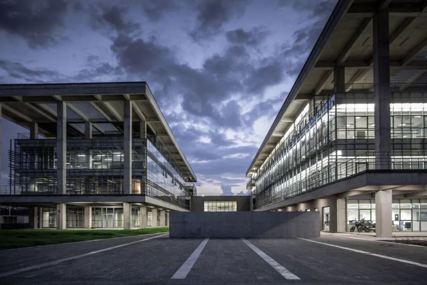 科技园区中的混凝土玻璃建筑-33