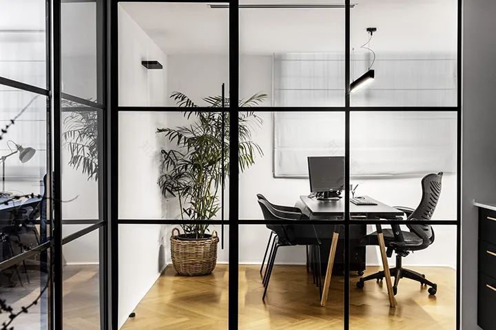 特拉维夫公寓改造,Qumra Capital 办公室的黑白极简魅力-15