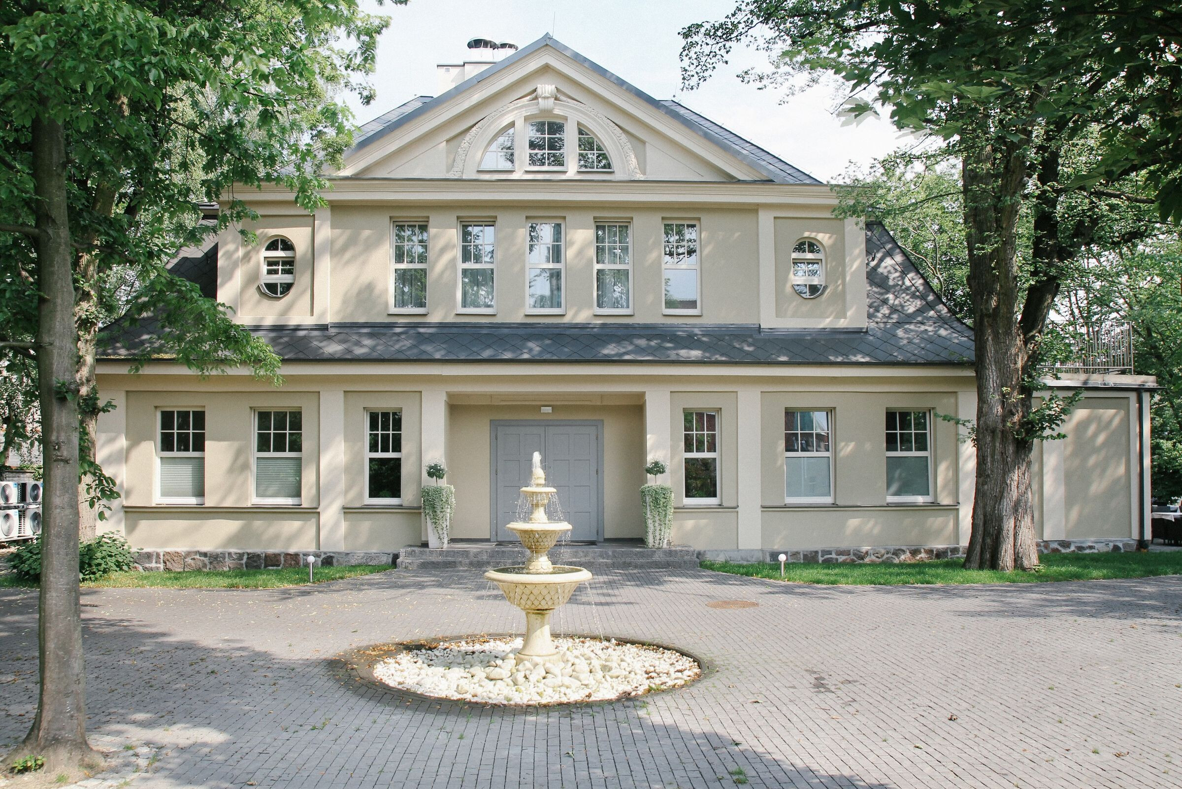 波兰历史建筑中的现代酒店设计-13