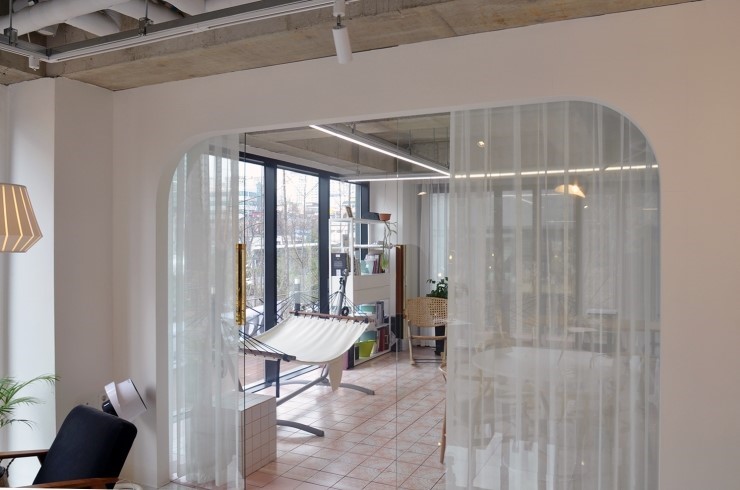 极简设计打造办公空间与展示厅-12