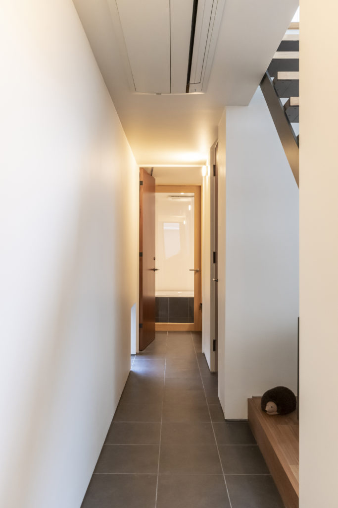 四囲を壁で包んだ家住宅の密集地ながら、静かで落ち着き感のある空間で暮らす | Architecture | 100%LiFE-7