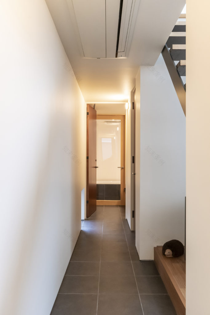 四囲を壁で包んだ家住宅の密集地ながら、静かで落ち着き感のある空間で暮らす | Architecture | 100%LiFE-7