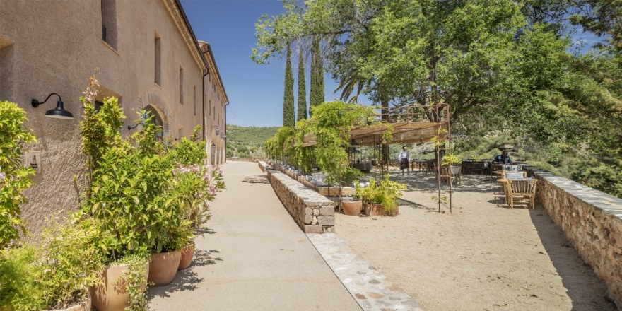 融合传统与自然的西班牙酒庄酒店设计-13