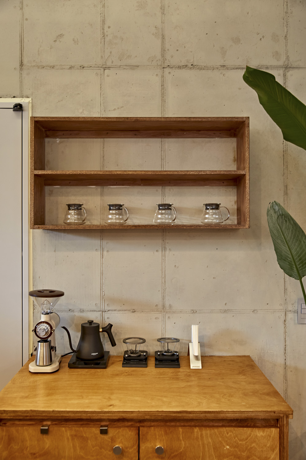 14 平米微型咖啡馆，裸露混凝土打造别致空间-13