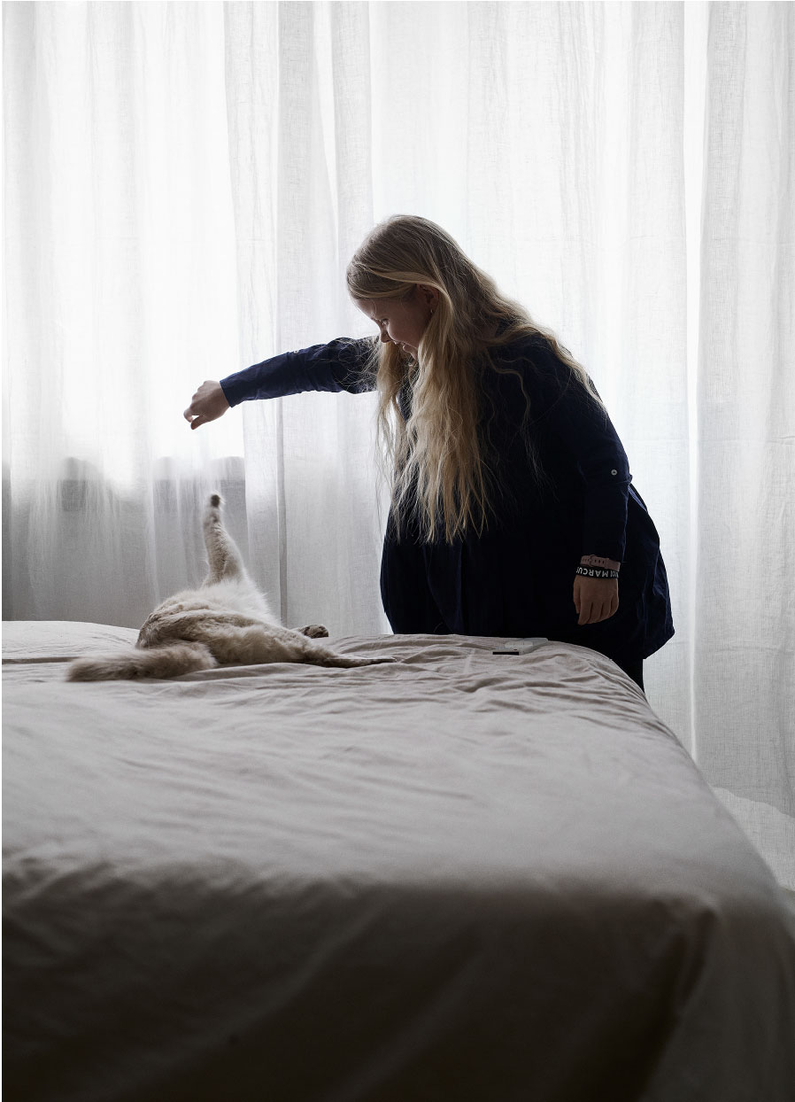 芬兰设计师打造宁静灰色家园-5