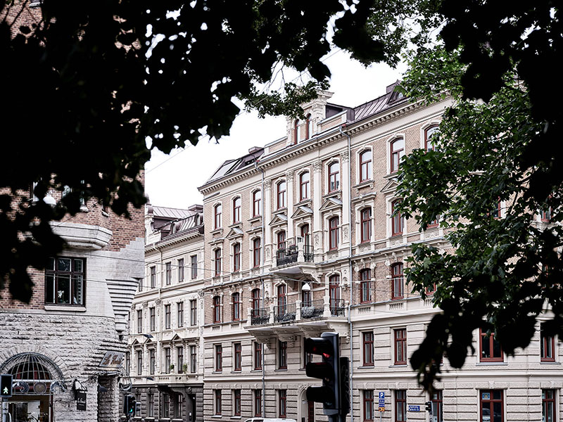 浪漫瑞典小公寓，高挑天花板与温馨阳台的完美结合-24