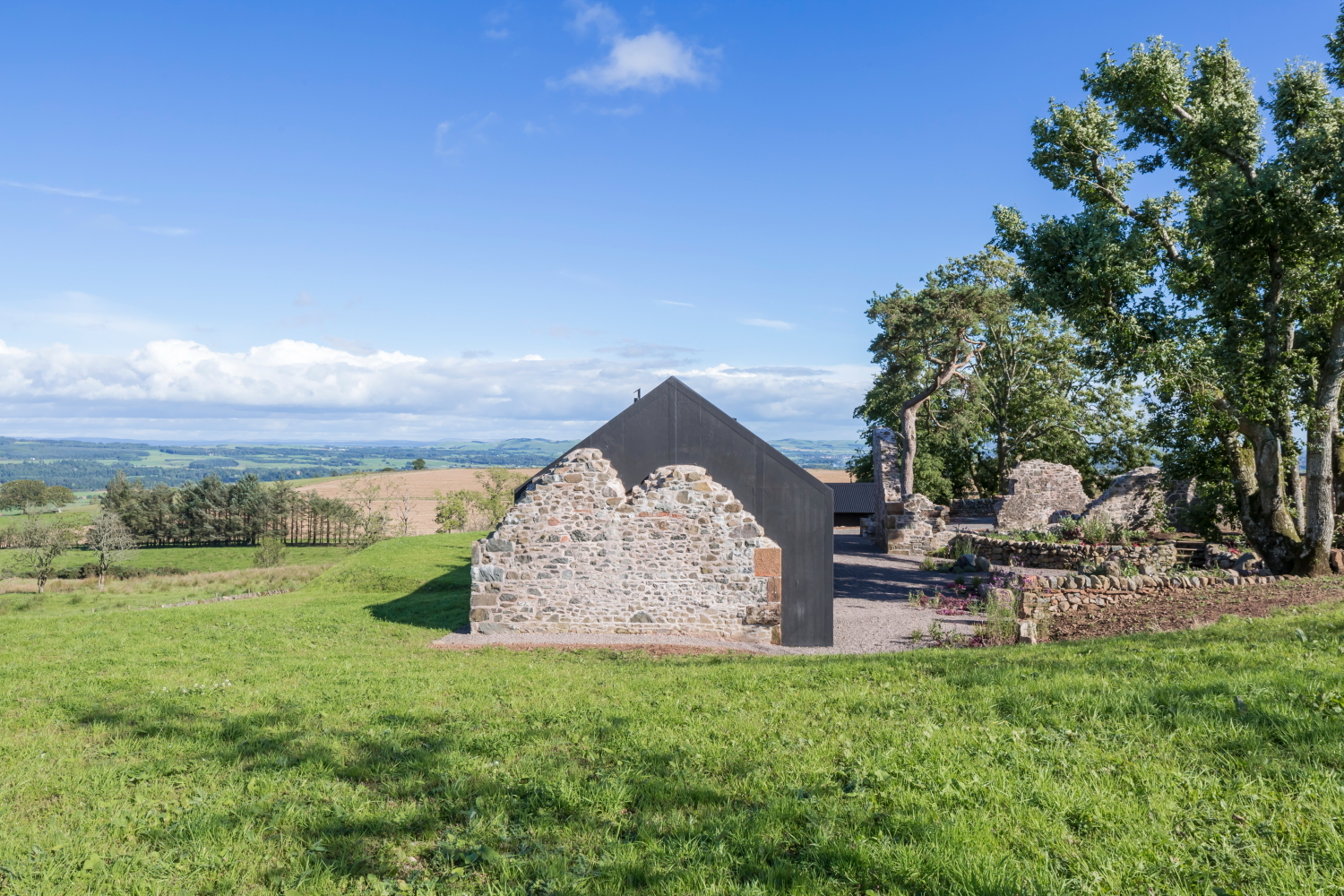 苏格兰废墟中的现代私人住宅-38