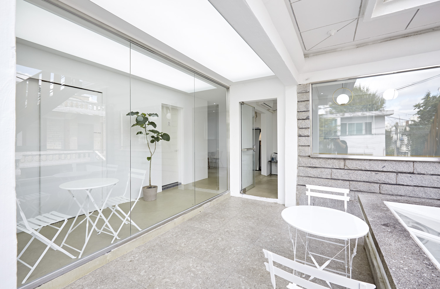 40 平米白色简约风咖啡厅 设计展现极简美学魅力-2