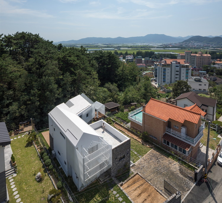 韩国乡村白色百叶窗展馆屋-2