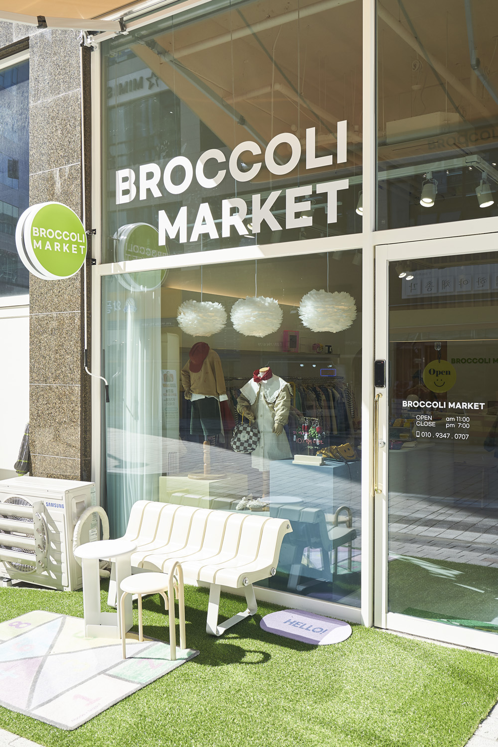 白色与木质的极简服饰店设计-11