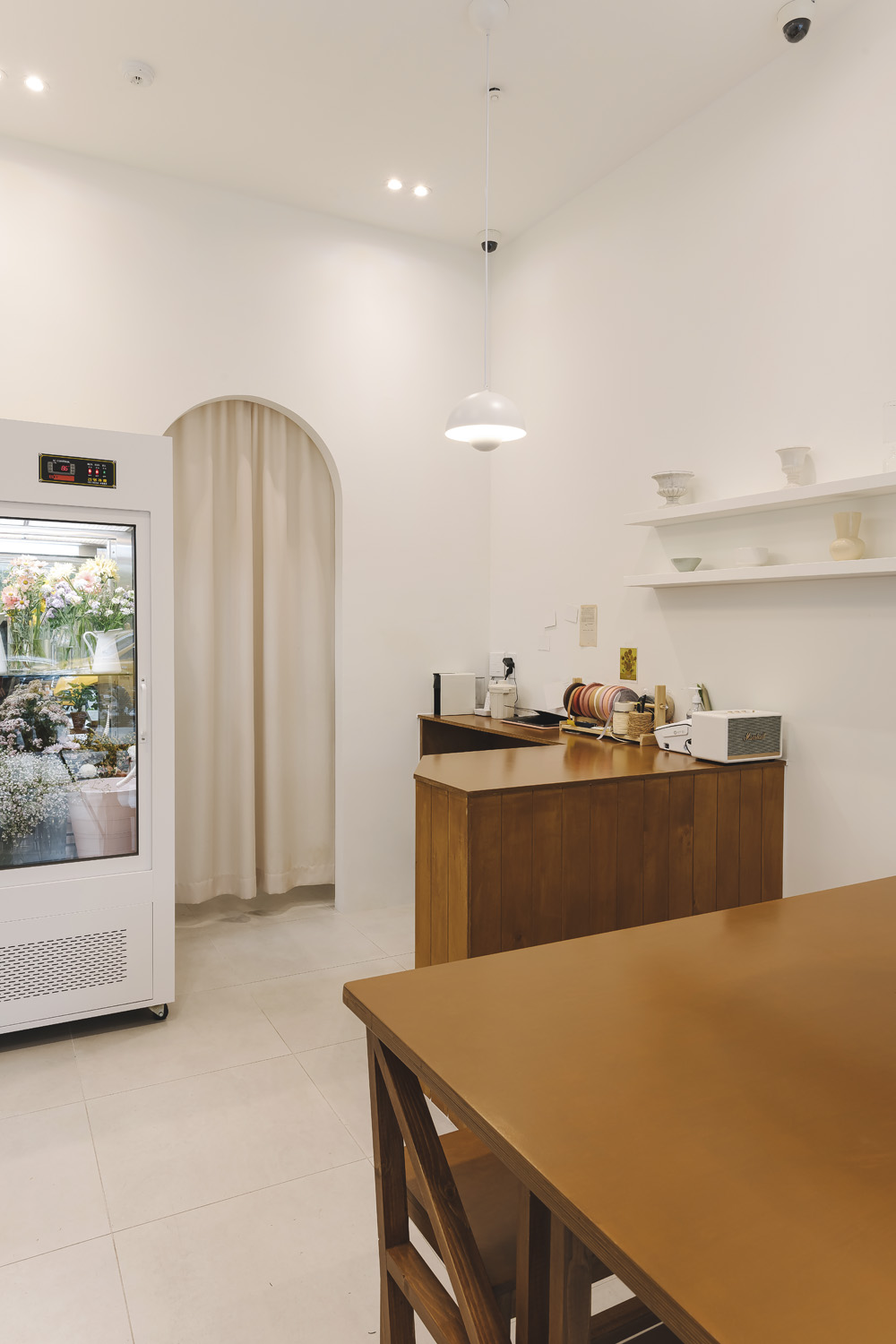 9 坪花店，极简白色与木质元素营造温馨氛围-12