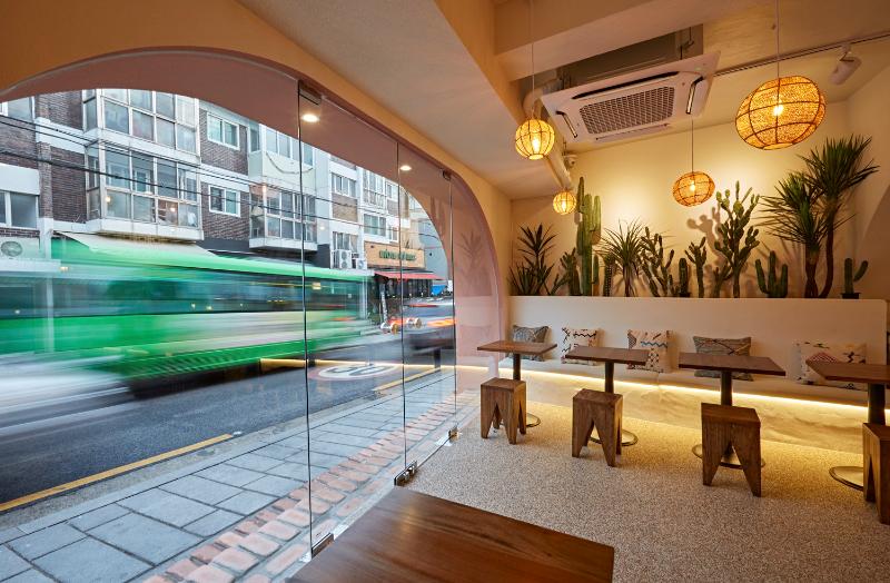 温馨 15 坪卡萨布兰卡餐厅设计，明亮照明营造舒适氛围-16