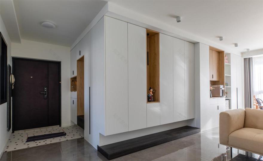 悬浮壁柜打造多彩客厅-7