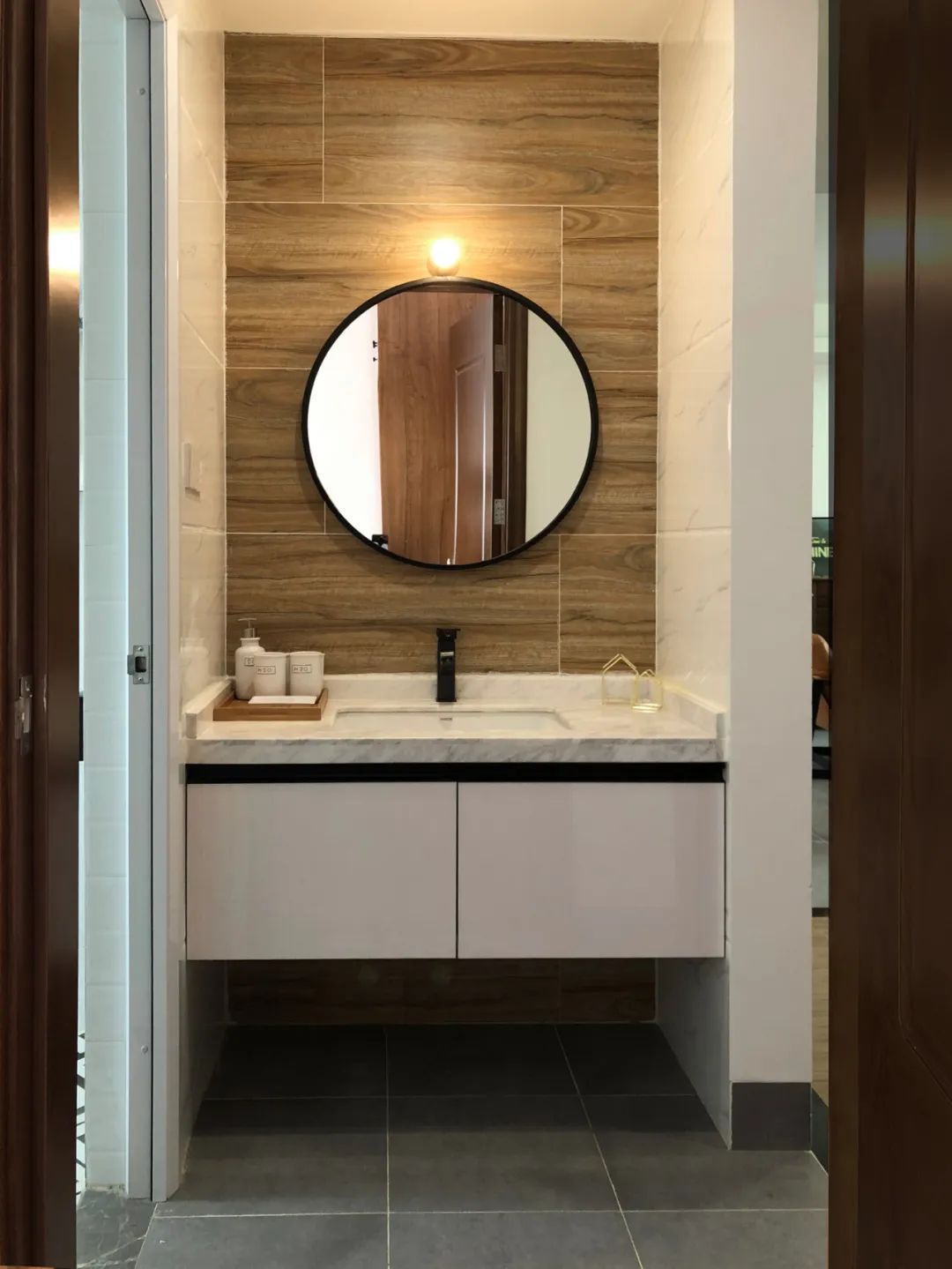 《风情墨尔本》 | 黑灰白木,金色点缀,展现空间层次与质感-25