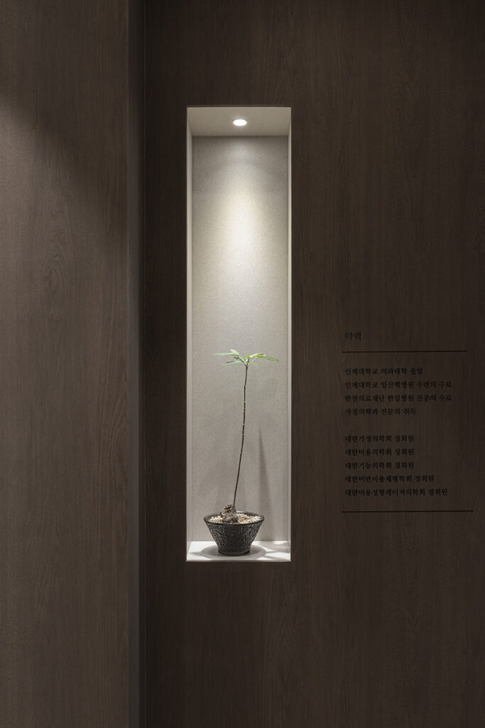 高级皮肤管理中心 | 白色与木质的优雅融合-20