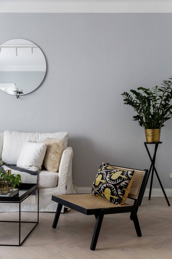 瑞典公寓的暗色调与亮丽装饰-13