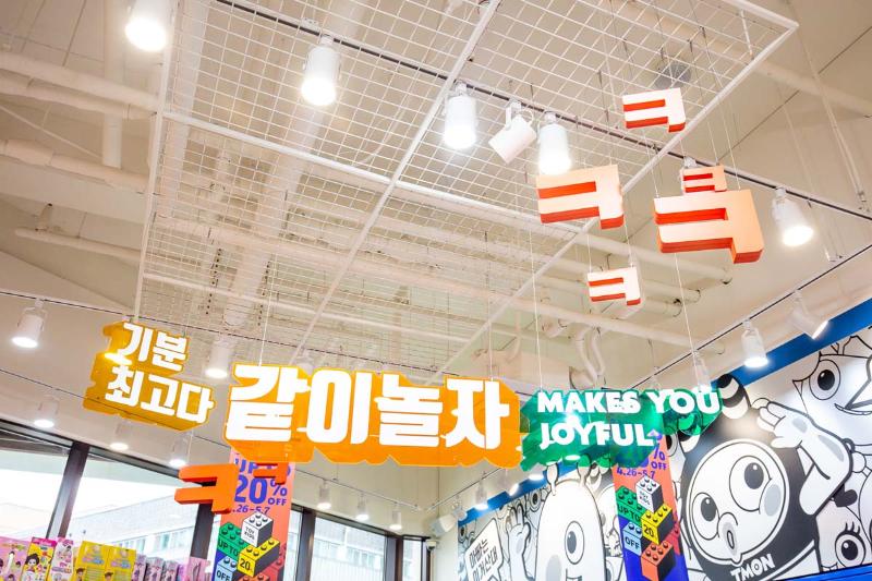 90 平米的购物商场，以品牌颜色为主题的室内设计-8