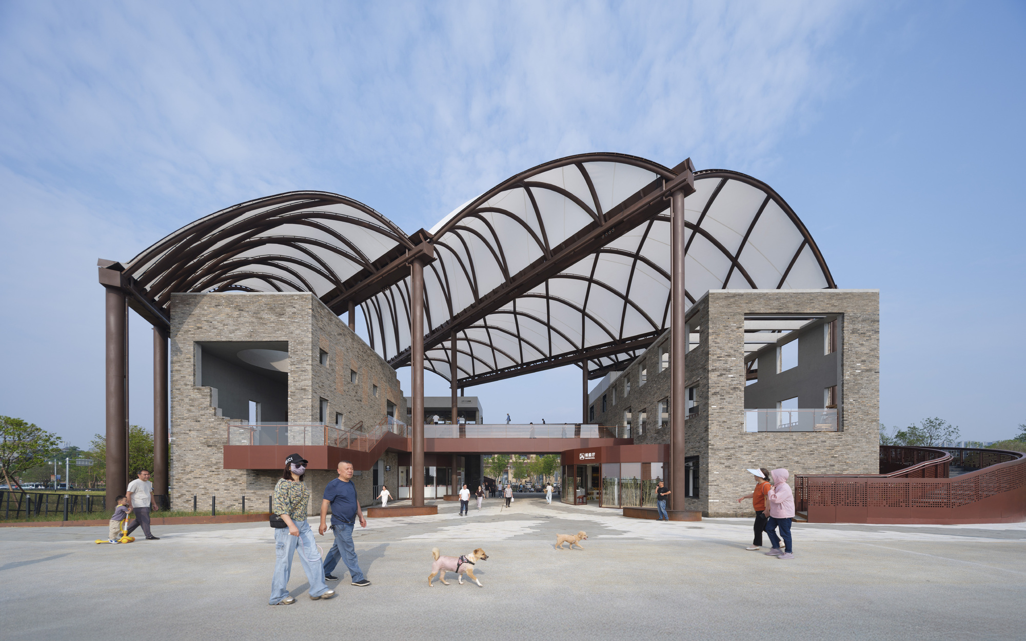 Yueyang Hualinggang Pier Tourist Center / WANG HUI | URBANUS-15