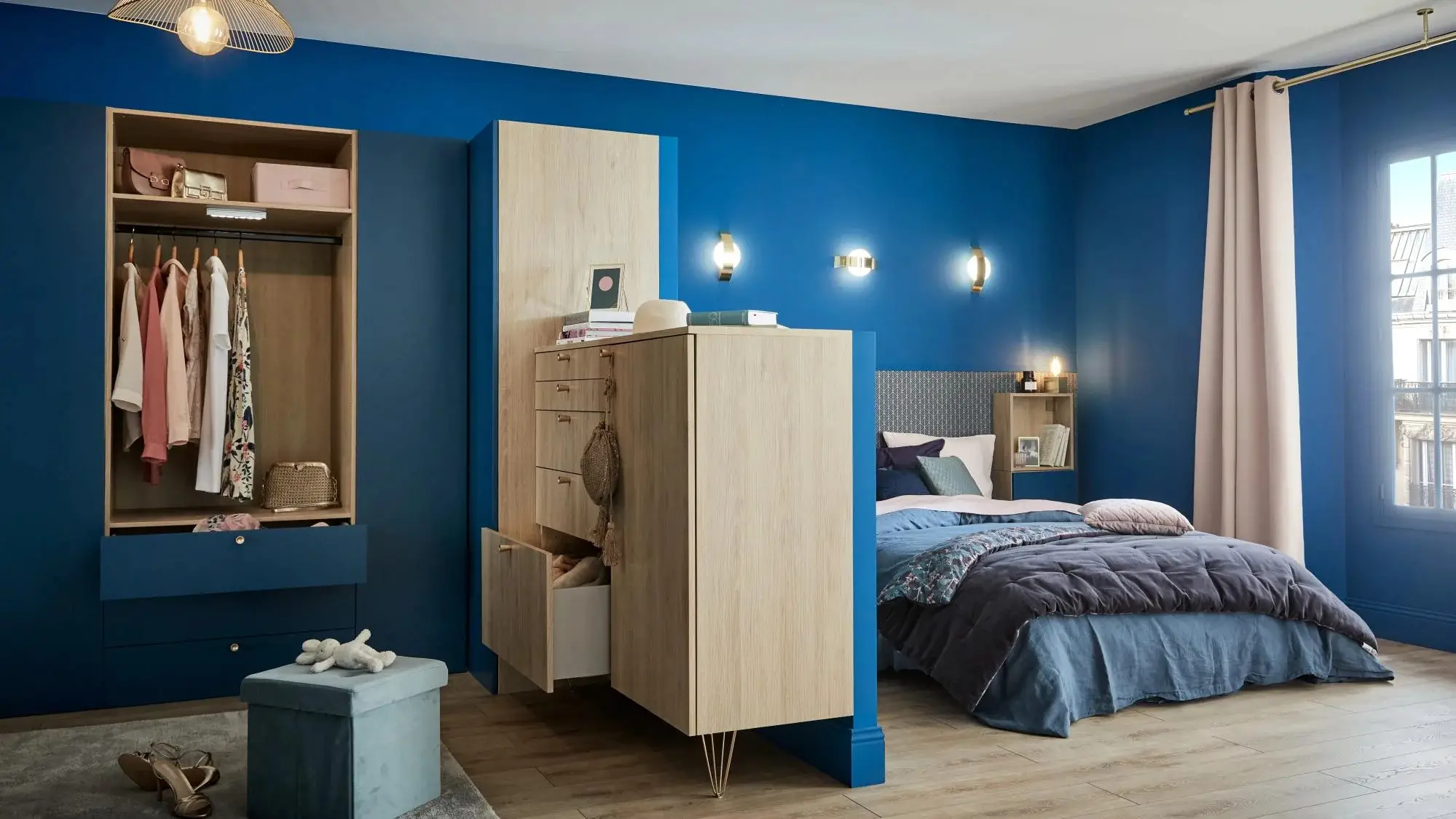 20m2 卧室里的艺术装饰开放式蓝色衣橱-15