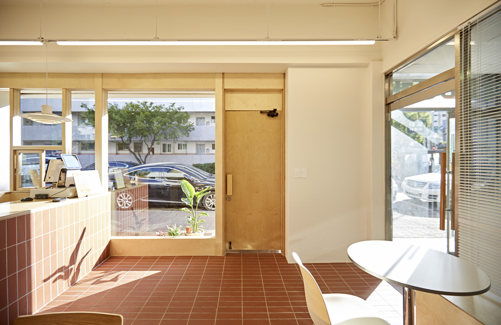 "白色木屋咖啡厅 | 温馨而时尚的设计"-11