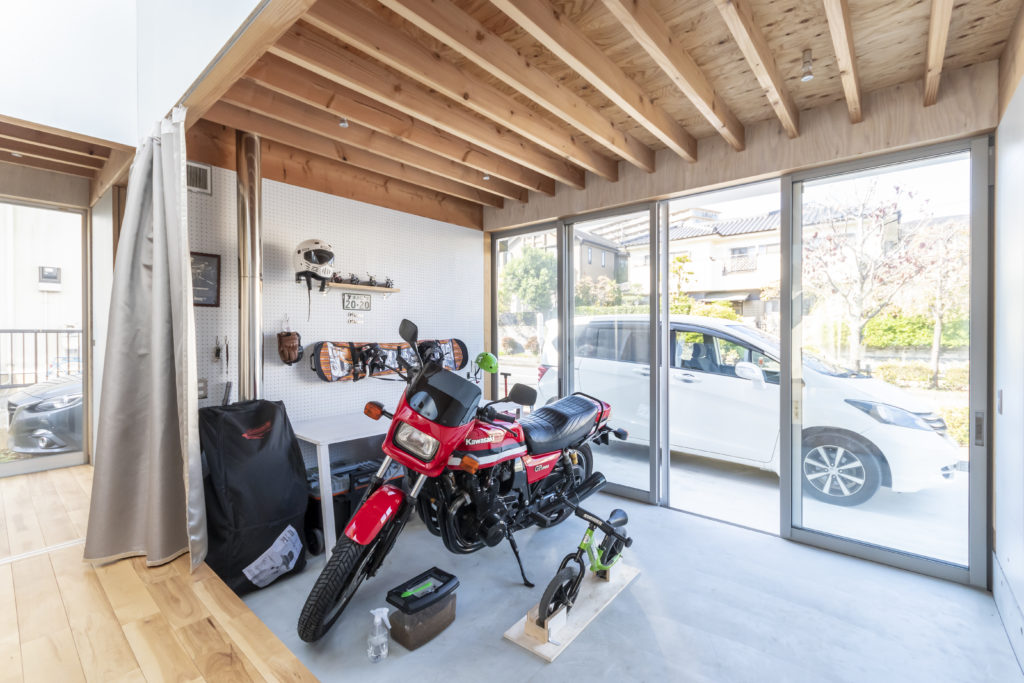 子どもが自由に走り回れる家空が見える階段室をコアにした回遊式空間で暮らす | Architecture | 100%LiFE-13