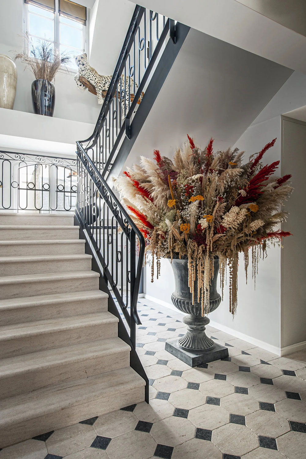 巴黎梦幻两层 Loft 设计，高挑空间与独特书架令人惊叹-7