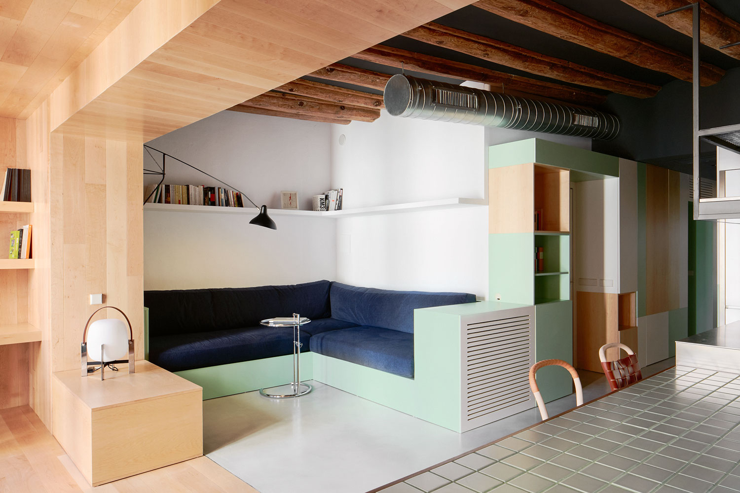 巴塞罗那工业风公寓，家具分隔空间打造开放式生活-10