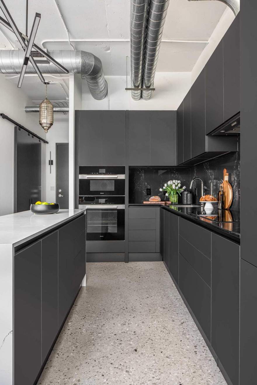 玻璃围合图书馆与家庭办公室的公寓改造丨加拿大Level Studio-35