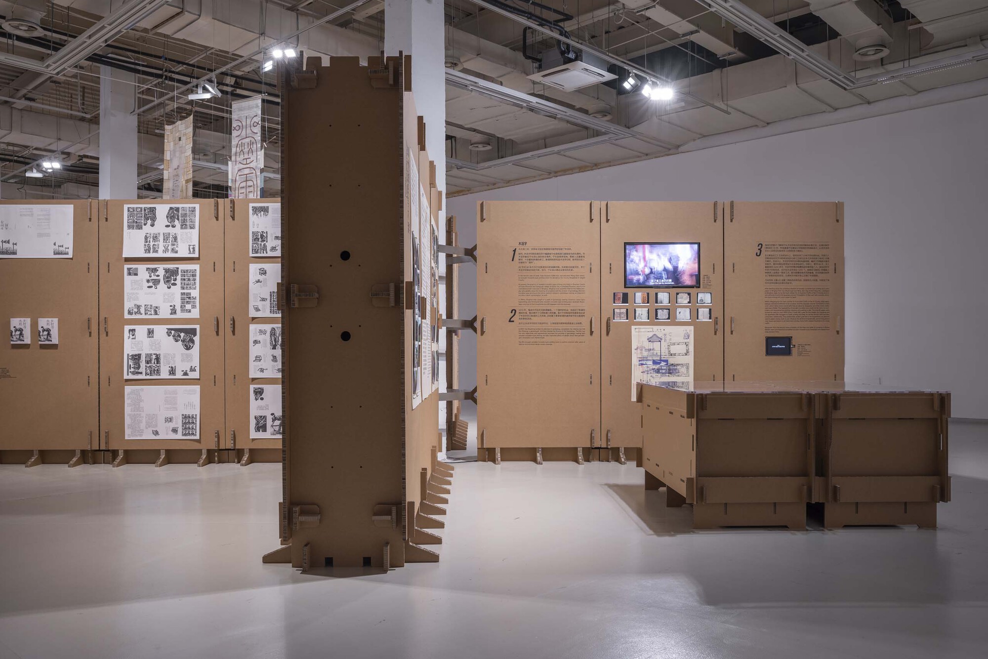 Exhibition Space Formed by Corrugated Cardboards / LUO studio-51