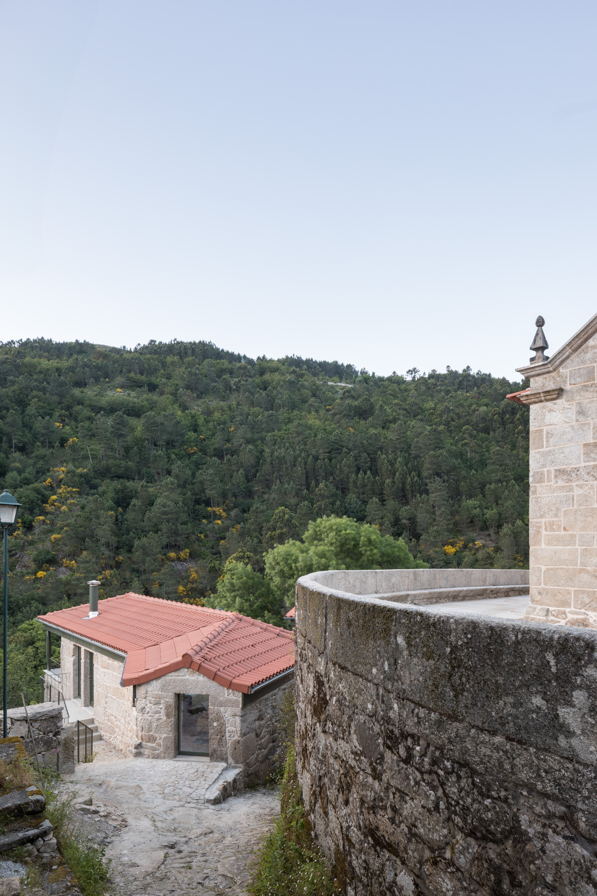 姊妹屋；姊妹楼（需结合具体语境确定最合适的表达，这里假设在描述建筑等场景下） 丨葡萄牙丨oitoo-27